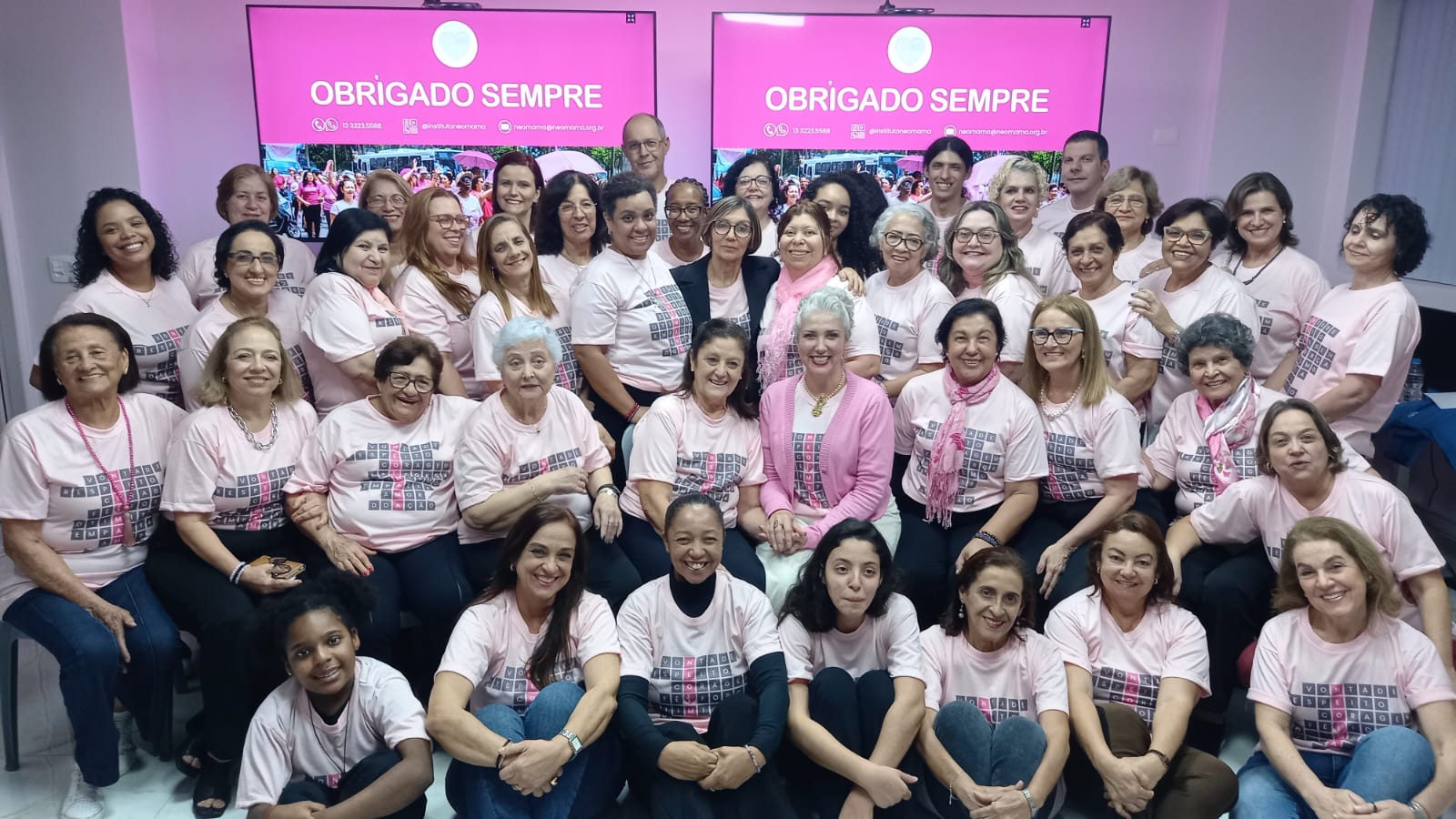 Voluntários do Instituto Neo Mama